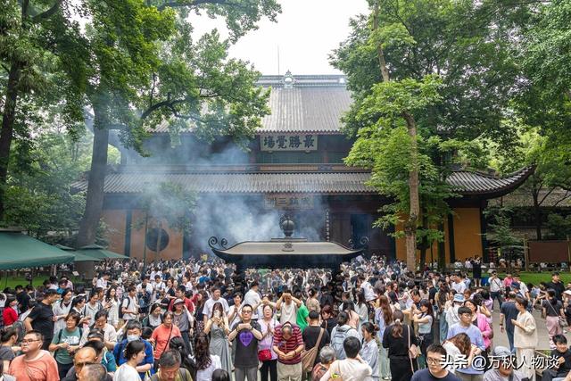 灵隐寺被骂上热搜，知情人爆料：一群和尚围着长条桌，上面堆满钱