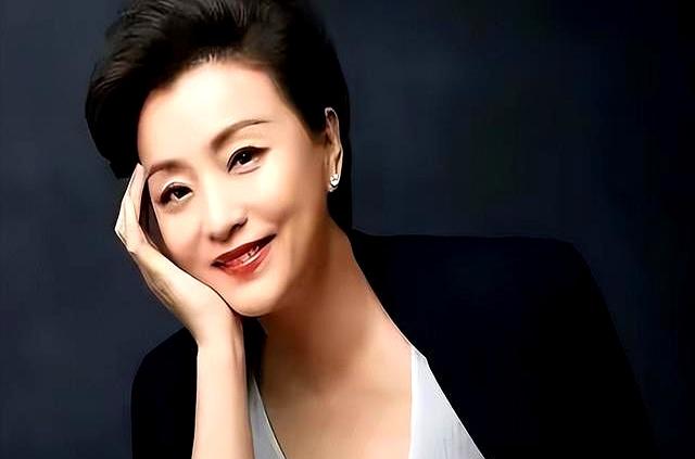 豪门梦碎？曾经辞职央视嫁百亿富豪的杨澜，如今的下场怪不了别人