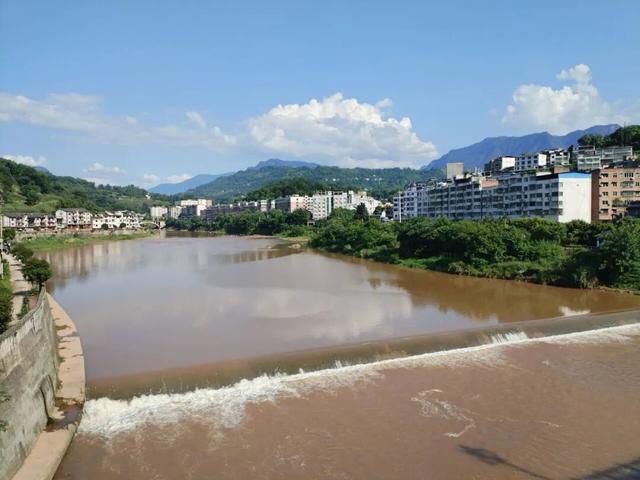 沿合（江）习（水）公路，跨越川黔边界