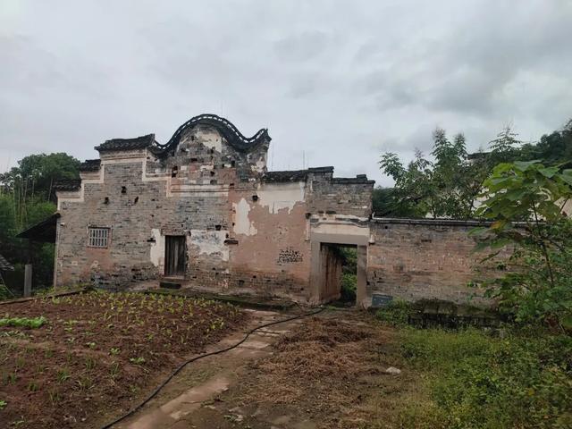 重庆江津山中发现一座荒废寺庙，无人看守，破败不堪