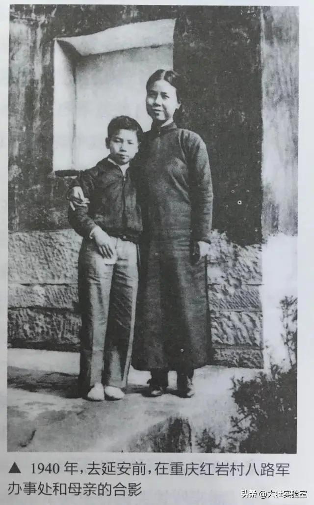 60年代，李鹏夫妇与儿女们在天安门广场，一张温暖的罕见全家福！