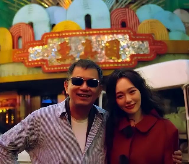 陪玩陪睡只是冰山一角，认干爹	，舔手指，拜高踩低，实在荒唐！