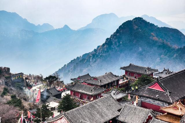 暮秋泰山，用绚烂迎接冬天的到来