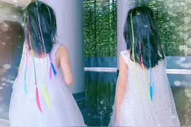 谢娜晒背影照为女儿庆生，7岁跳跳俏俏清瘦可爱，两姐妹甜翻张杰图片