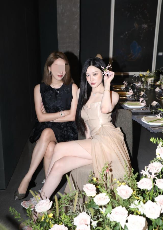 范志毅爱女晒27岁生日照，戴二十万卡地亚办宴，和马镇亲热很般配
