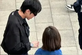 天呐，张若昀出游被拍，偷偷抽烟不是躲镜头，而是为了避开女儿图片