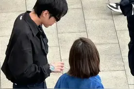 天呐，张若昀出游被拍，偷偷抽烟不是躲镜头，而是为了避开女儿图片