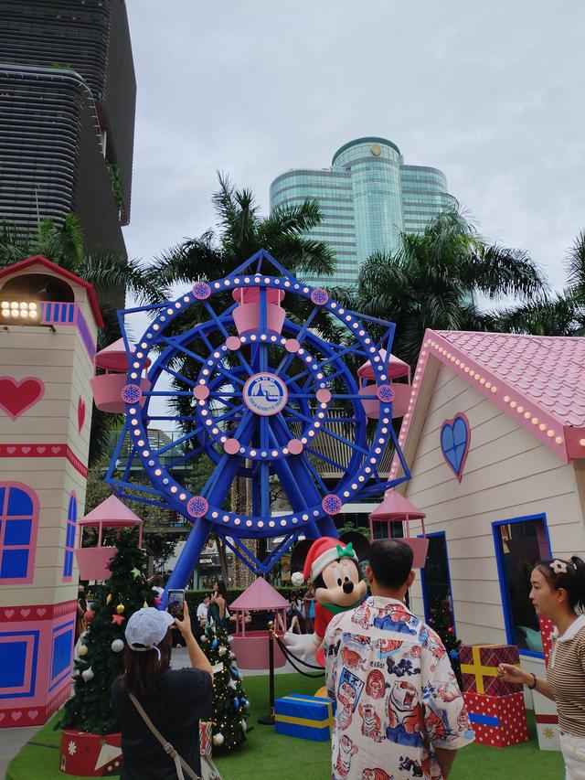 曼谷的圣诞，是热带季风裹着童话