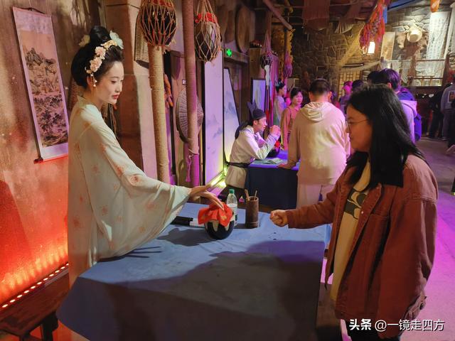 走进郑州中牟建业电影小镇，看各种特色表演，还能参与互动项目。