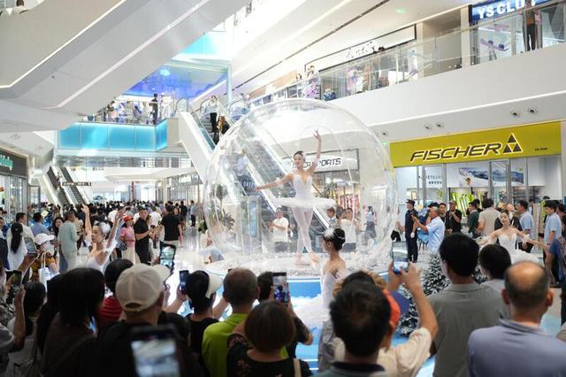 全球最大室内滑雪场启幕，大湾区迎来“热雪奇迹”