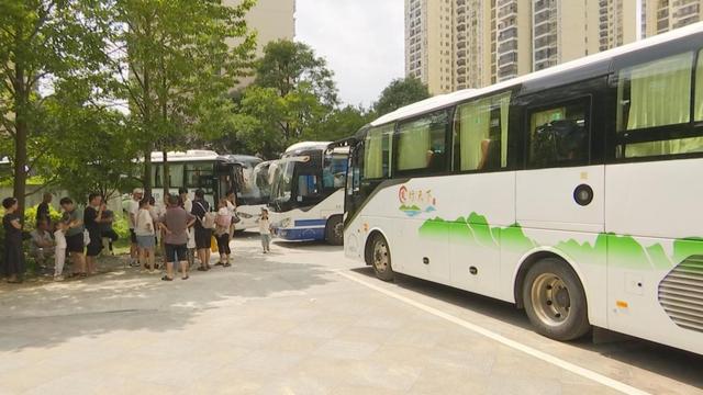 观山湖区多部门联合执法 护航旅客打卡酱酒文化馆