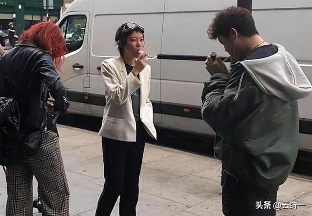 19岁李嫣跟老爸聚餐！手不离烟动作熟练，170cm身材干瘪太像王菲