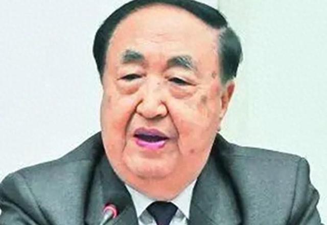 他33岁担任县委书记，57岁担任黑龙江省委书记，查办了东北乔四