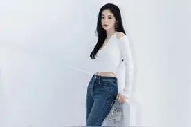 周洁琼，牛仔裤美脚配高跟，足够吸引眼球图片