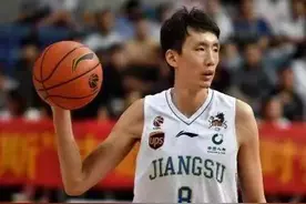 江苏男篮“国手”易立的三个“第一次”图片