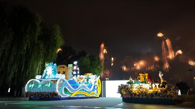 湖北美术学院教师参与2025中国文化旅游产业博览会花车设计