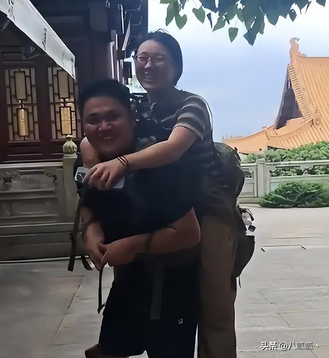 广东女子登山脚崴，被陌生小伙背40分钟下山，恶心的一幕出现了