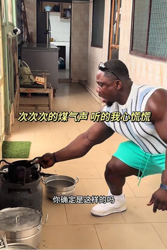浙江女子去非洲婆家，买8台苹果手机做见面礼，却连泡面都吃不起