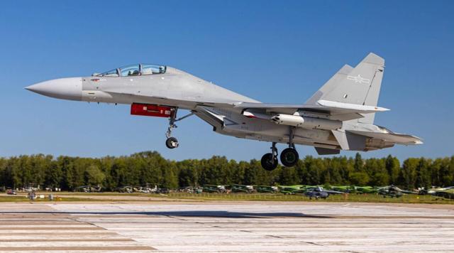 歼-10C 碾压苏-35！金头盔比武三连冠封神，灵活刺客专治重型机！