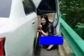 尿急！女子在高速公路上就地小便，引发热议：算光明正大抗议吗？图片