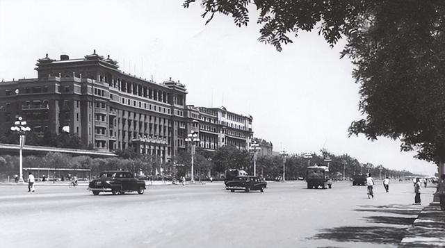 北京饭店建到14层时，汪东兴惊出一身冷汗，立即上报：不能再建了