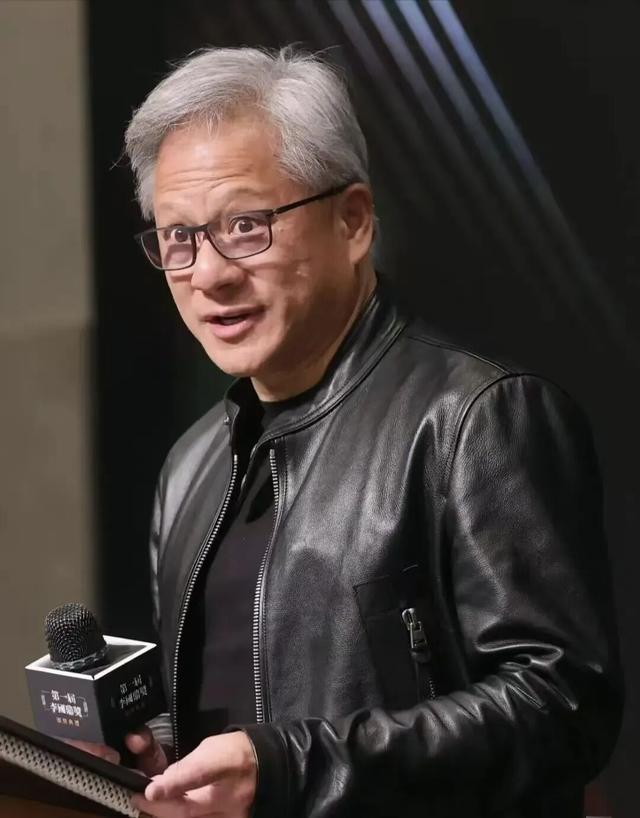 从被霸凌到预判50万亿市场！黄仁勋：AI时代，不拼知识存量