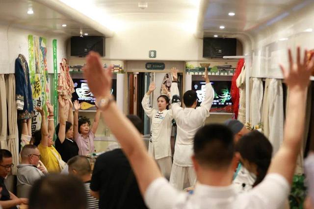 四川旅游消费有张靓丽名片——银发旅游列车 | 新闻发布最前线·深一度