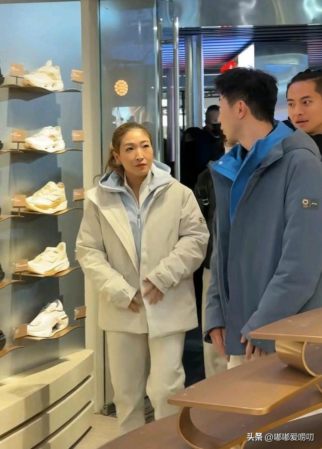 马龙刘诗雯现身北京三里屯鞋店，俩人打扮休闲有型，男帅女美亮眼