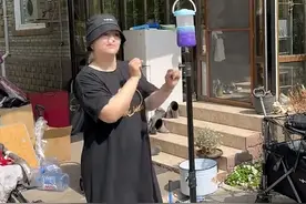 娜塔莎一家收大礼开心，娜塔莎激动流鼻血，弟弟喜新厌旧又贪心图片