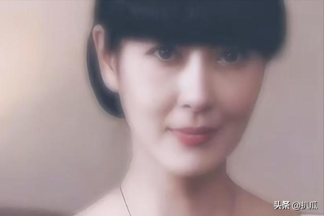 被丈夫出轨8次，被闺蜜无情背叛，43岁抑郁后在家中烧炭自尽