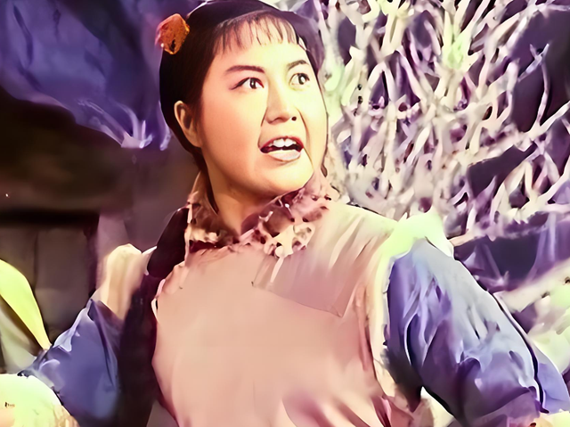吃里爬外，永不回国？她带领30名演员选择留美，如今年过花甲归来