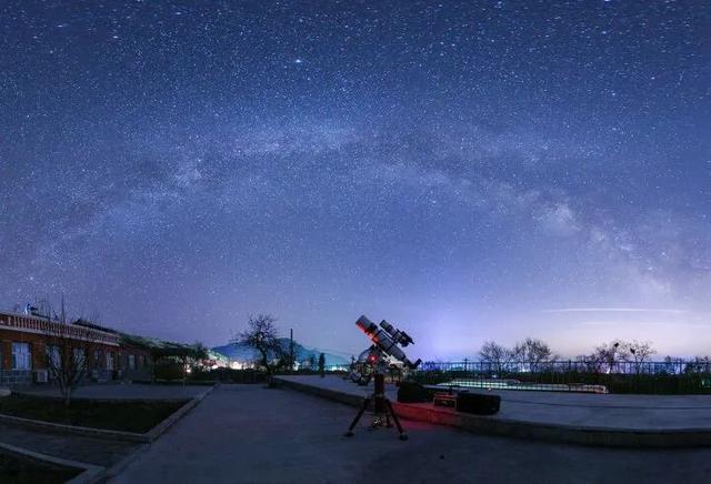 我们行走大地，我们也仰望星空