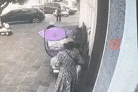 太突然了，云南帅小伙被大妈拎着一条腿就拽地上了，小伙蒙圈了图片