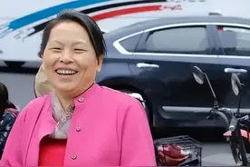 58岁北漂阿姨的双面人生：白天扫厕所，晚上在3㎡管道间画画图片