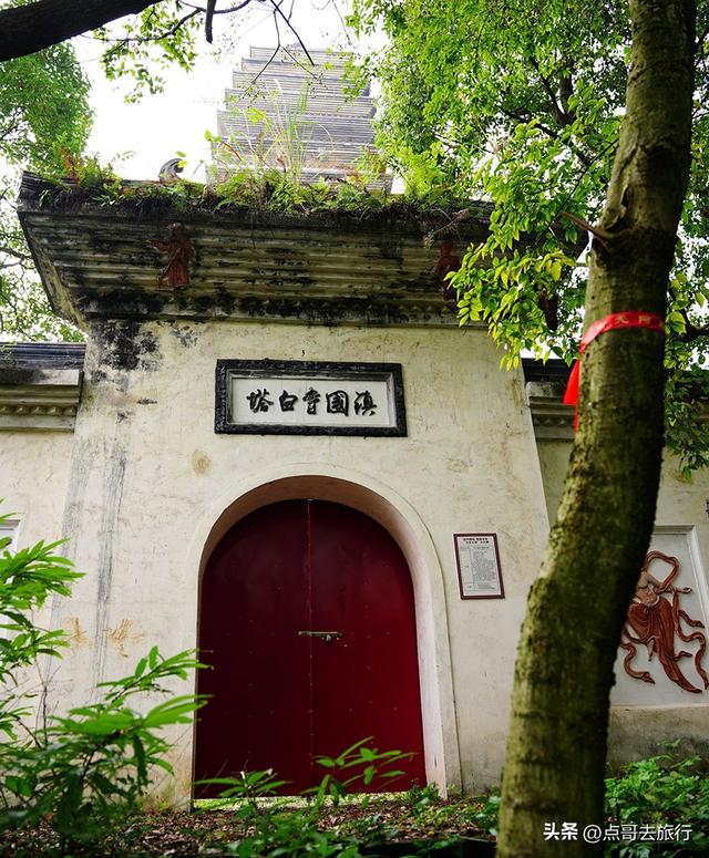 成都彭州被冷落的寺庙，殿宇壮观恢宏，位置堪称上乘，不要门票！