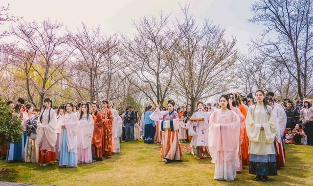花车巡游、半价游园……上海旅游节开启全城欢乐盛宴→