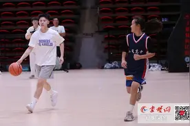 国家女篮U18队长王嘉欣回家乡十堰，与篮球少年亲密互动图片