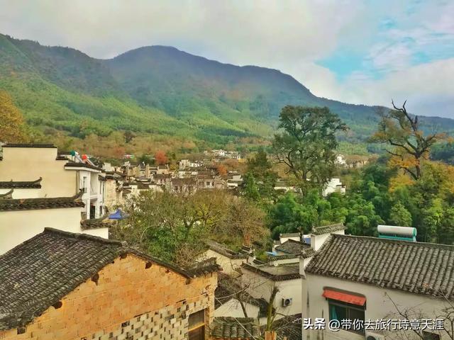 黟县塔川村初冬时节，一地落叶也是五彩斑斓