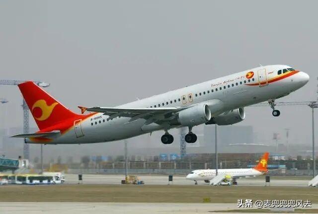 初雪落仙山：邂逅峨眉山最静谧的初冬，领略银装素裹的人间仙境！