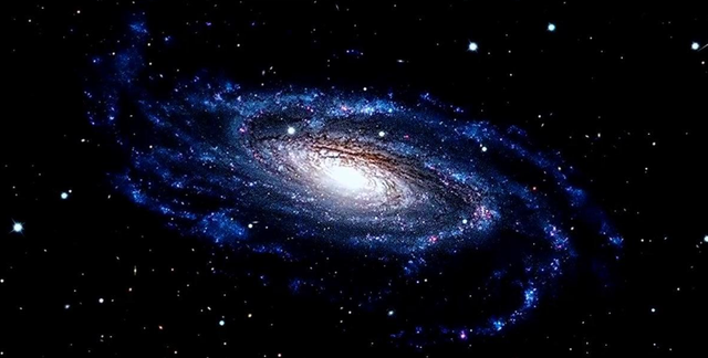 NGC3627之谜！星系惊现2万光年伤疤，黑洞高速穿越留下关键证据！