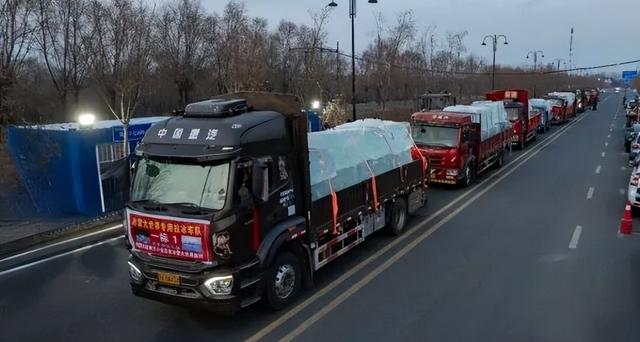 武汉黄鹤楼现身哈尔滨冰雪世界，冰砖背后藏着秘密。真假黄鹤楼？