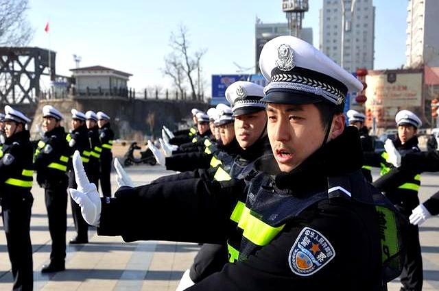 辅警四年，我终于扯下了那枚“临时工”的袖标