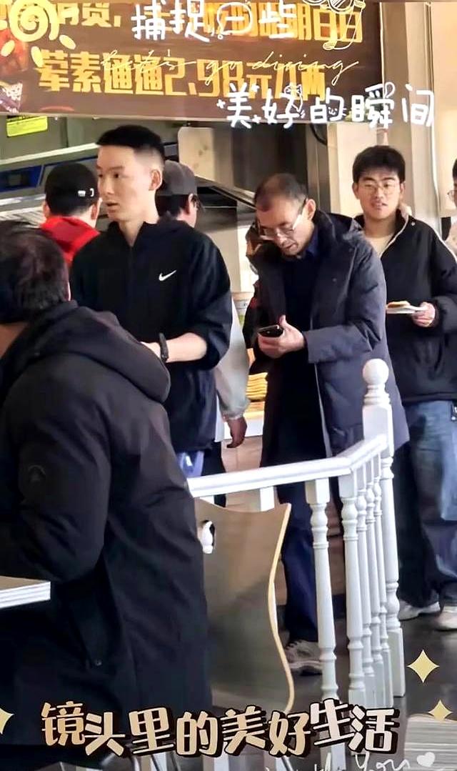 谢浩男爸爸泰山还愿震天吼！谢妈穿长裙现身南京，大女儿走路如风