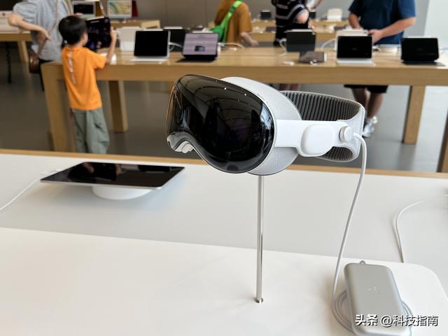 苹果玩真的？头带藏着大秘密，Vision Pro要从“玩具”变“工具”
