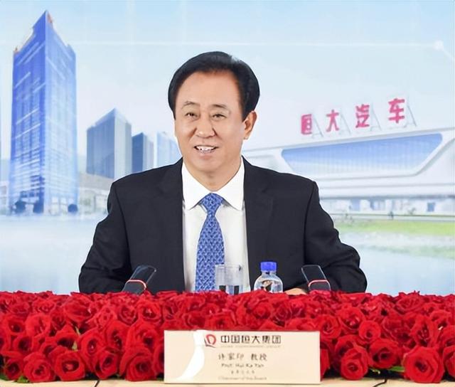 这下麻烦大了！短短3个月，许家印再迎5大噩耗，王健林的话应验了