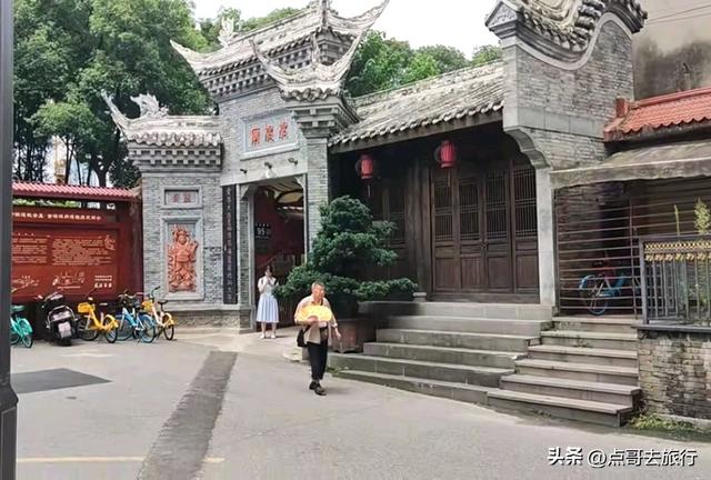 成都闹市中心神秘小庙，“似庙非庙”的烟火气，吃斋饭仅需8元！