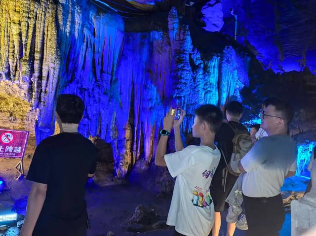 神奇溶洞风光+音乐节 九龙洞景区国庆长假备受游客青睐