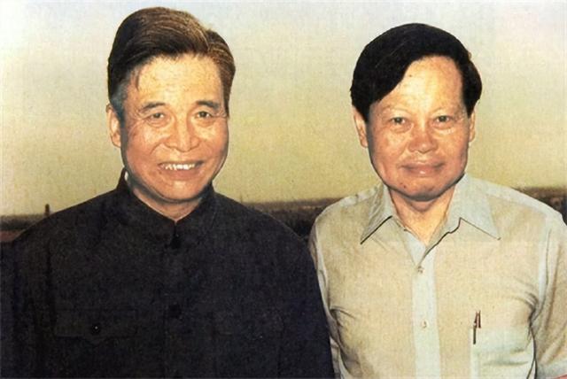 杨振宁葬礼结束，身披国旗无数人送行，可三大恶心情况还是发生了