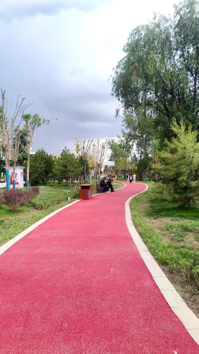 拉萨药王山北面团结公园,今年新竣工开放,雨中漫步眺望布达拉宫