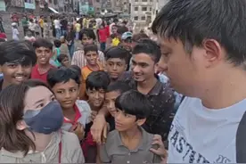 中国夫妻印度遭“围攻”，丈夫被砸满头包，妻子一直被摸臀部图片